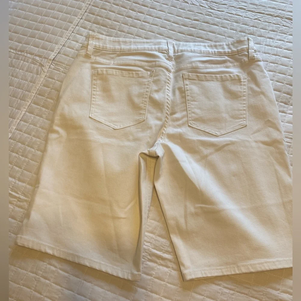 Liz Claiborne sz 12 white shorts - Picture 3 of 5